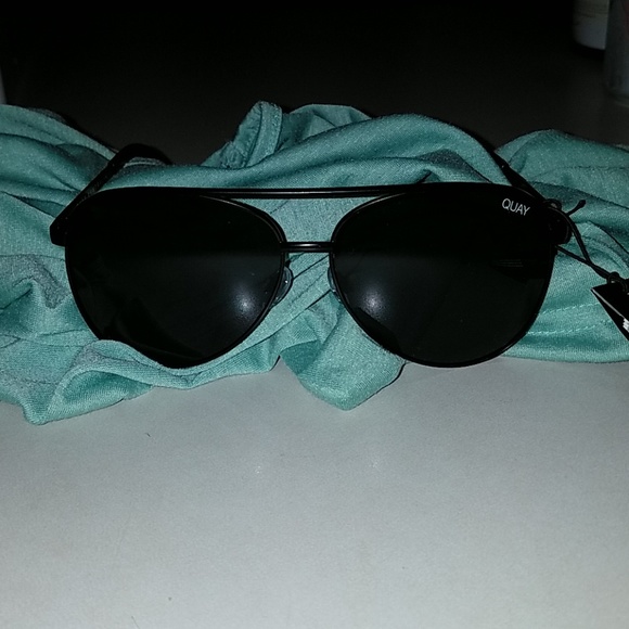 Quay Australia Vivienne in black/smoke - Picture 3 of 4